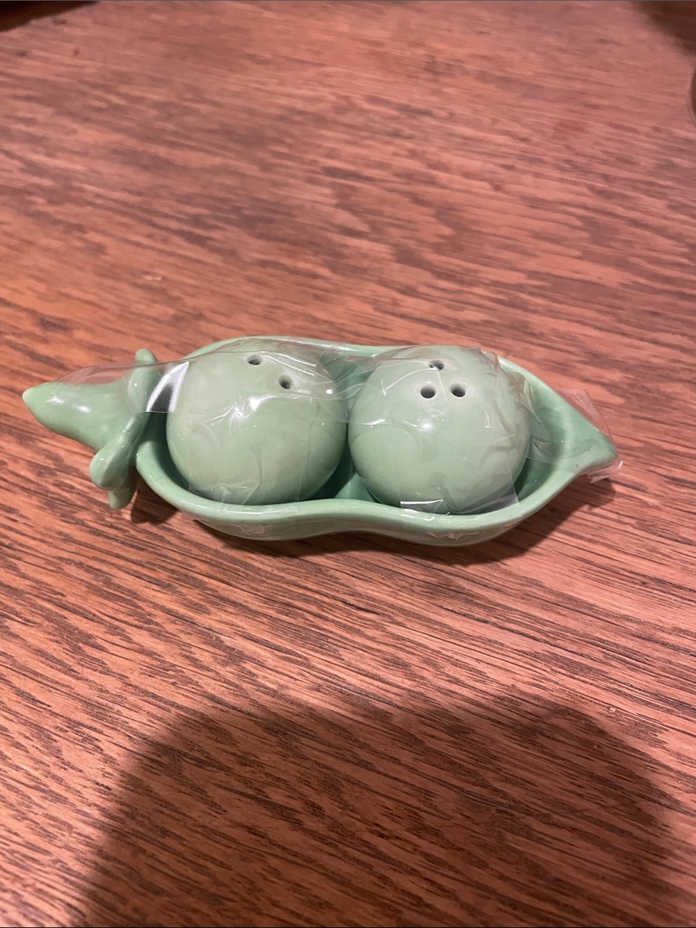 Green Pea Pod Ceramic Salt and Pepper Shaker Set mini